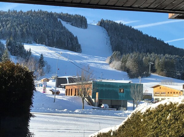 Exterior - 5-bed apartment at the foot of the slopes, ski room, parking, view of the slopes (Métabief)