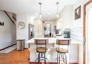 Fridge, microwave, oven, dishwasher - Bluebird Day - Mountain Escape (Bend)