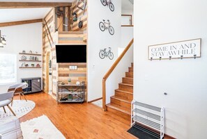 Interior - Bluebird Day - Mountain Escape (Bend)