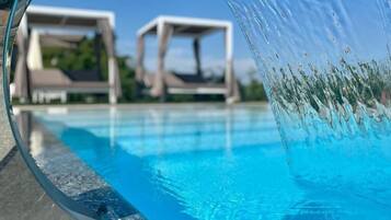 Seasonal outdoor pool, free cabanas, pool umbrellas