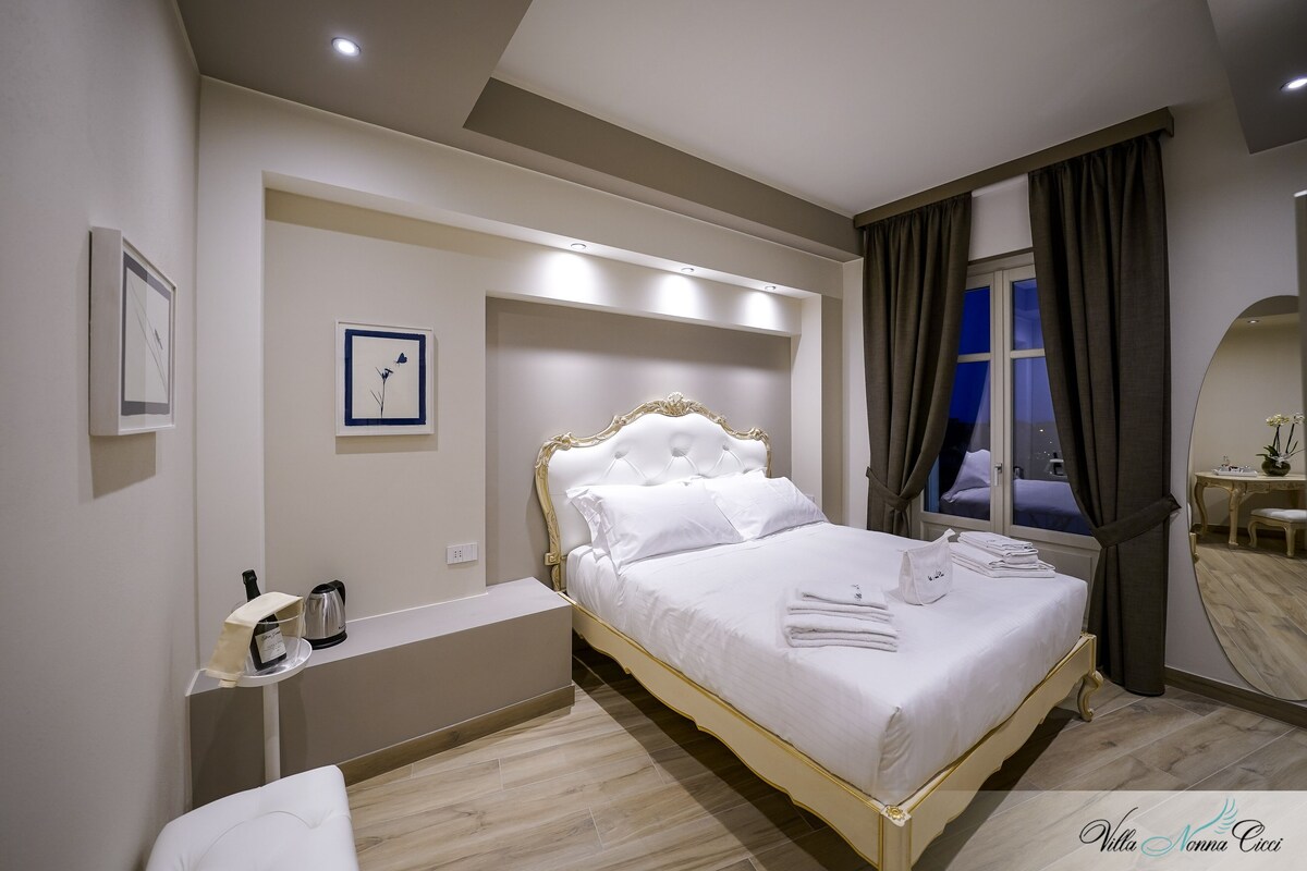 Seprai premium, selimut bulu angsa, busa memori, dan minibar gratis