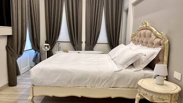 Studio Suite, 1 King Bed, Bathtub, Hill View | Premium bedding, down comforters, memory foam beds, free minibar