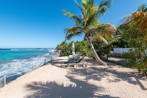 Beach 2 minutes' walk, private deck, tranquility