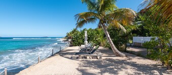 Beach 2 minutes' walk, private deck, tranquility