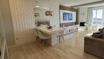 Apartamento | Área de estar | TV 45 polegadas com canais digitais, Netflix, serviços de streaming