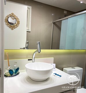 Apartamento exclusivo, 1 quarto, vista para a montanha | Banheiro | Chuveiro, chuveiro com efeito de chuva, secador de cabelo 