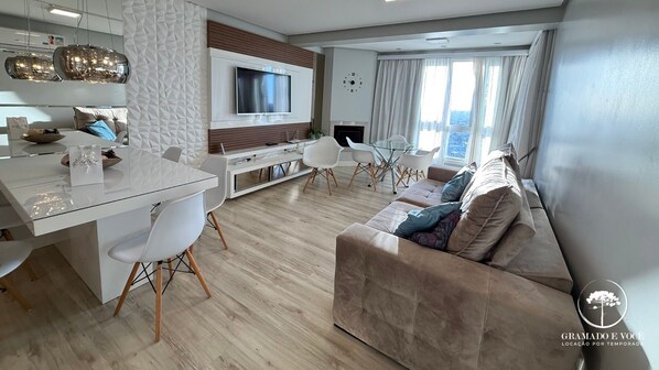 Exclusief appartement, 1 slaapkamer, uitzicht op bergen | Woonruimte | Een 45-inch televisie met digitale zenders, Netflix en streamingdiensten