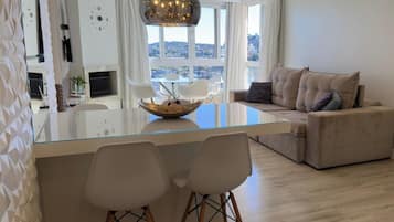 Apartamento | Área de estar | TV 45 polegadas com canais digitais, Netflix, serviços de streaming