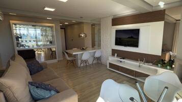 Apartamento | Área de estar | TV 45 polegadas com canais digitais, Netflix, serviços de streaming