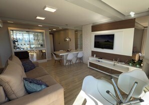 Apartment | Living area | 45-inch TV with digital channels, Netflix, streaming services - APARTAMENTO NOVO CENTRO DE GRAMADO (Gramado)