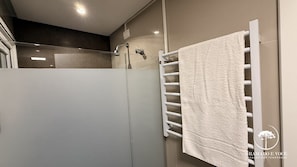 公寓 | 浴室 | 獨立浴缸及淋浴設備、雨淋花灑、提供毛巾、廁紙