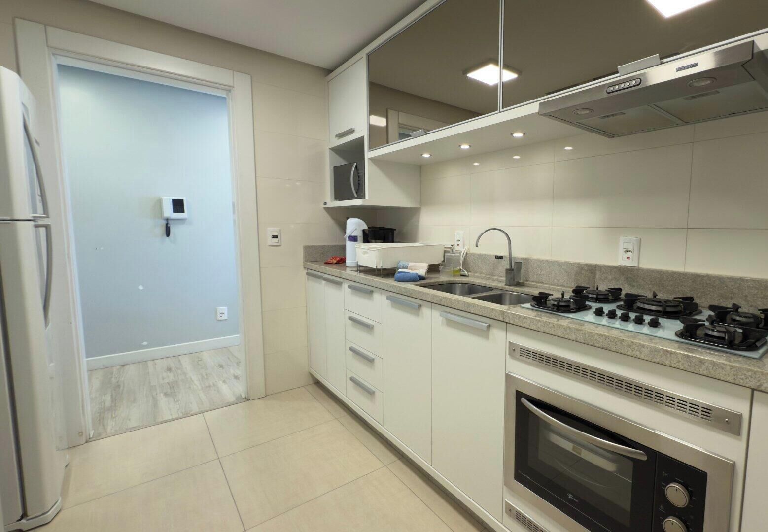Apartamento | Cozinha privada | Geladeira grande, micro-ondas, fogão, cooktop