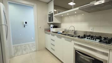 Apartamento | Cozinha privada | Geladeira grande, micro-ondas, fogão, cooktop