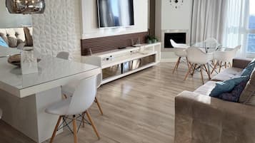 Apartamento | Área de estar | TV 45 polegadas com canais digitais, Netflix, serviços de streaming
