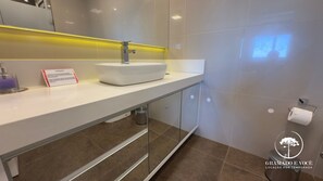 Apartment | Bathroom | Separate tub and shower, rainfall showerhead, towels, toilet paper - APARTAMENTO NOVO CENTRO DE GRAMADO (Gramado)