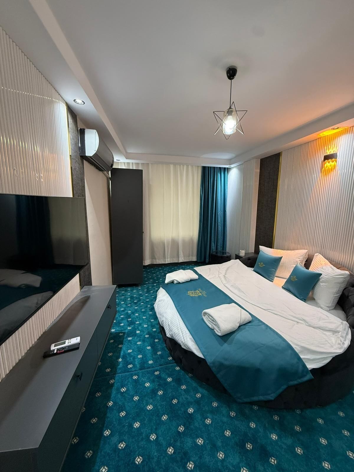 Habitación empresarial | Área de sala de estar | Netflix y servicios de streaming 