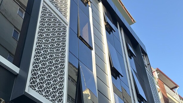 Fachada moderna de hotel con un letrero destacado que dice "HOTEL EYLÜL".