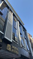 Egy modern, feltűnő felirattal – „HOTEL EYLÜL” – ellátott homlokzattal rendelkező szálloda.