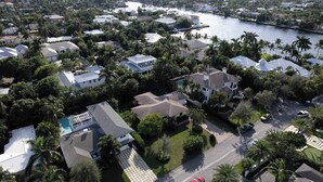 A residential area with houses, a river, and a swimming pool. - Sun, Shells and Seaspray w/ Lanai (Delray Beach)