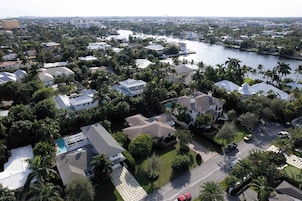 Un barrio residencial con casas, un río y una piscina.