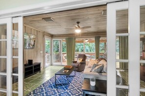 Casa, varias camas, patio, vista al jardín (Sun, Shells, & Seaspray) | Área de sala de estar | Televisión de pantalla plana de 42 pulgadas con canales digitales 