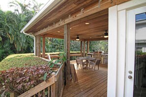 Outdoor dining - Sun, Shells and Seaspray w/ Lanai (Delray Beach)