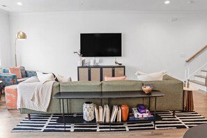 Una Smart TV, una chimenea, una oficina