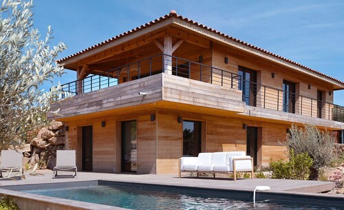 Gemütliche Holzvilla mit Swimmingpool, Meerblick, in der Nähe der Strände