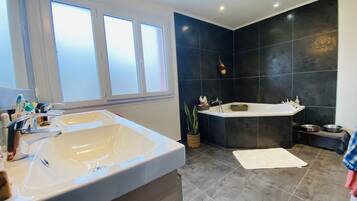 Sèche-cheveux, serviettes fournies, papier toilette