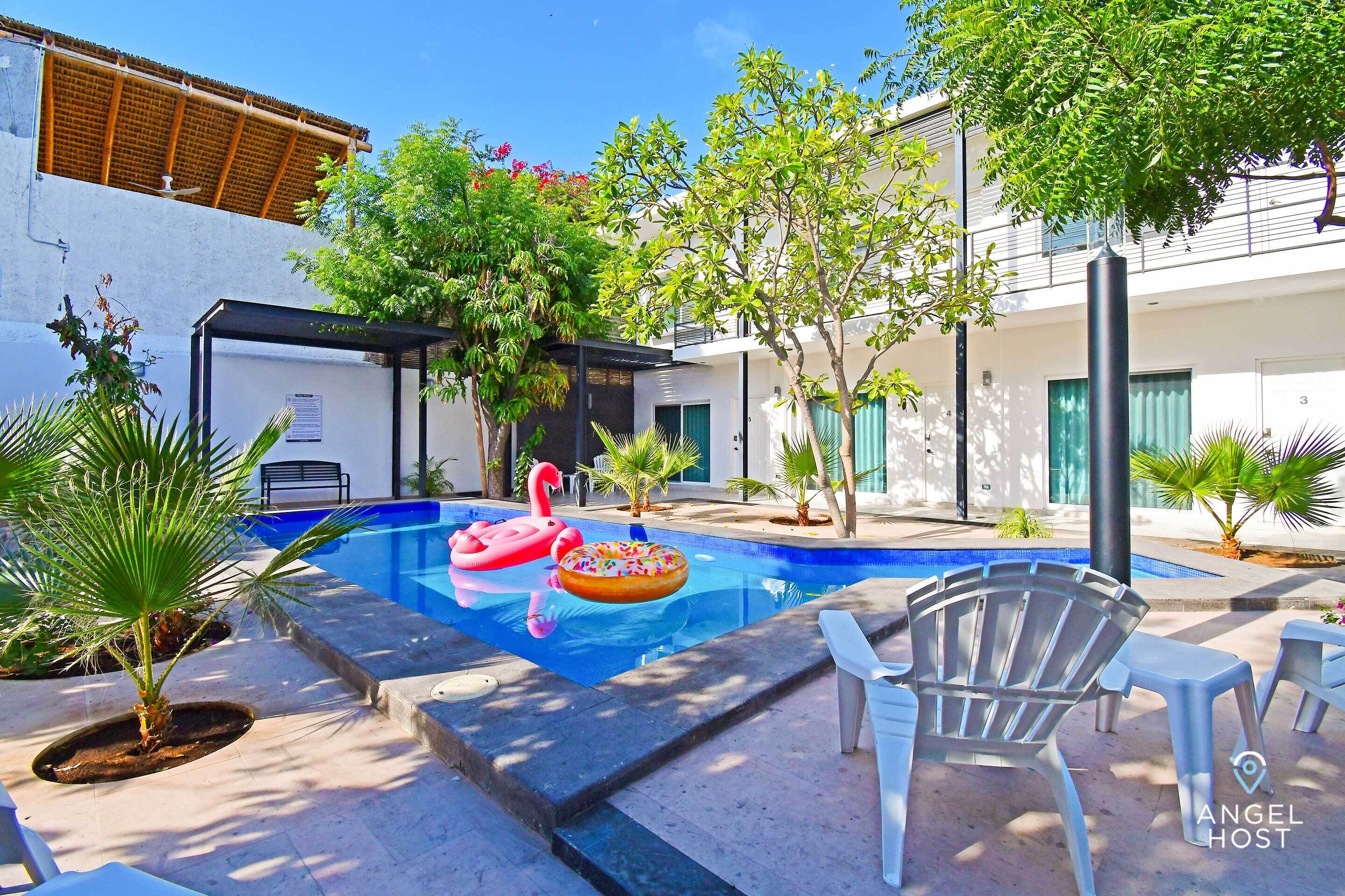 Una piscina al aire libre