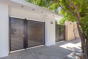 المنطقة المحيطة بالمنشأة