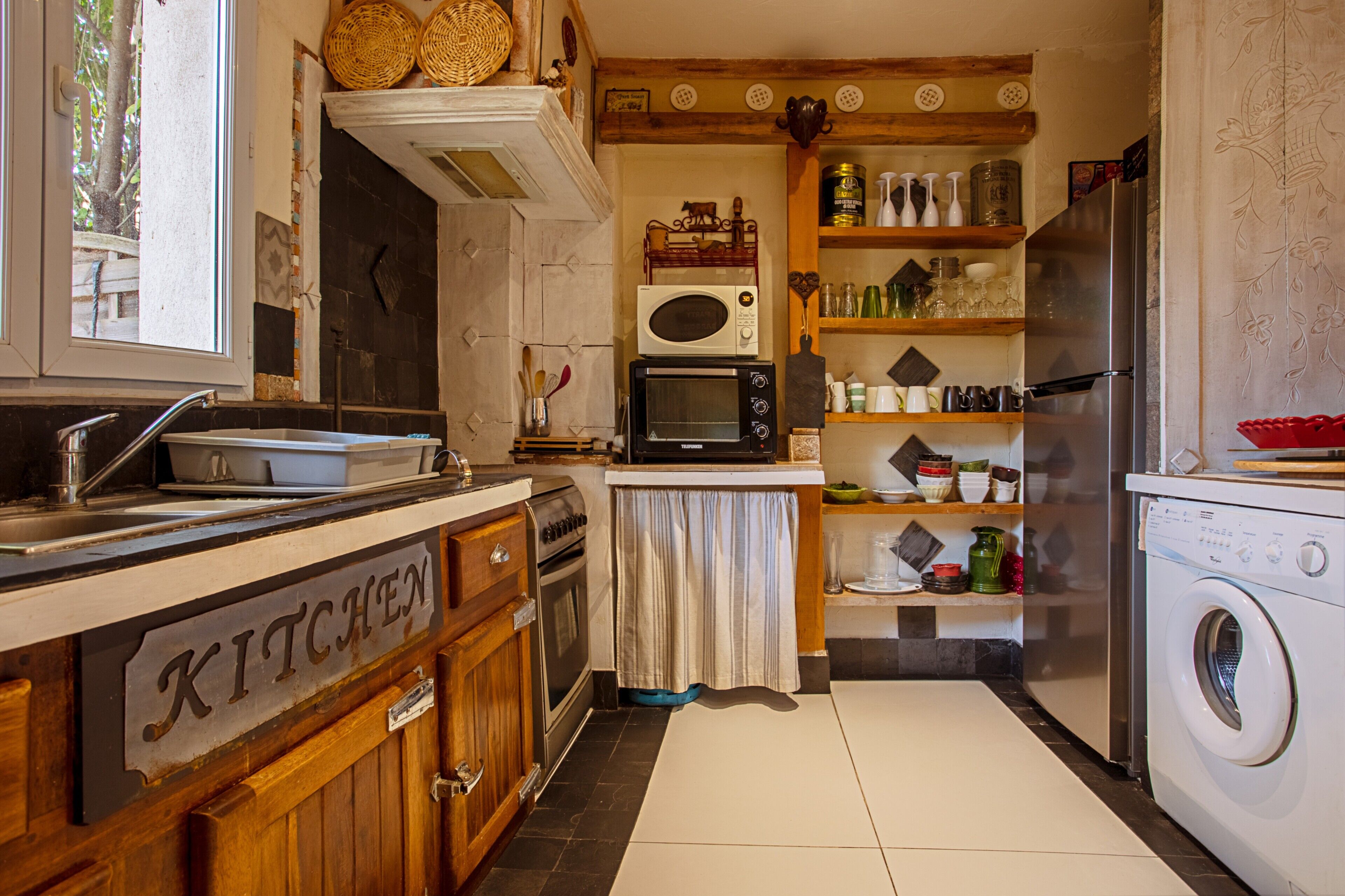 Kylskåp, mikrovågsugn, ugn och spishäll