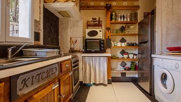 Kylskåp, mikrovågsugn, ugn och spishäll