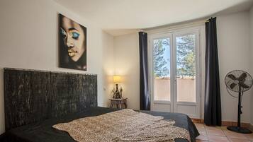 4 soverom, strykejern/-brett, wi-fi (inkludert) og sengetøy