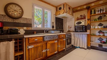 Kylskåp, mikrovågsugn, ugn och spishäll