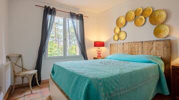 4 bedrooms, iron/ironing board, free WiFi, bed sheets