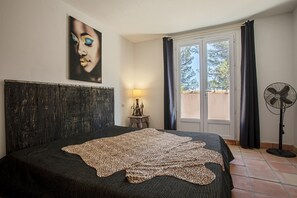 4 bedrooms, iron/ironing board, free WiFi, bed sheets