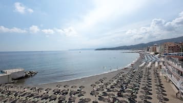 Una spiaggia nelle vicinanze