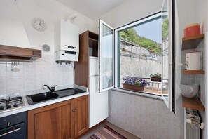 Frigorifero, forno, piano cottura, lavastoviglie