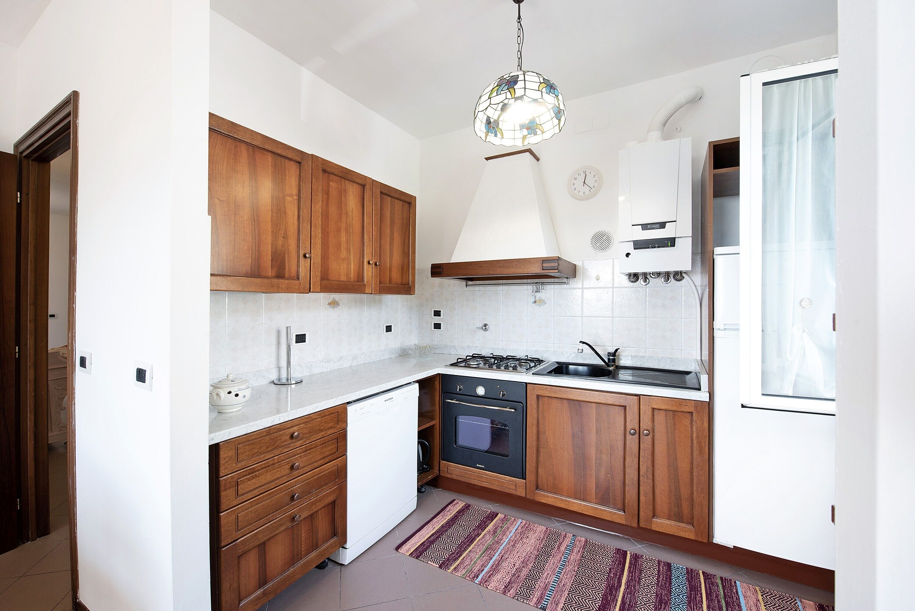 Kylskåp, ugn, spishäll och diskmaskin