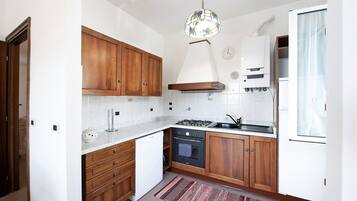 Kylskåp, ugn, spishäll och diskmaskin