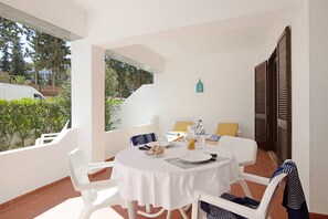 Outdoor dining - Holiday Apartment "Joyce" with Shared Pool, Shared Garden & Wi-Fi (Albufeira)
