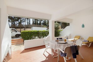 Outdoor dining - Holiday Apartment "Joyce" with Shared Pool, Shared Garden & Wi-Fi (Albufeira)
