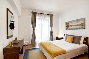 2 bedrooms, iron/ironing board, free WiFi, bed sheets - Holiday Apartment "Joyce" with Shared Pool, Shared Garden & Wi-Fi (Albufeira)