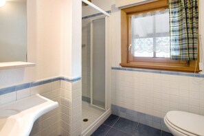 Shower, towels - Apartment 'Baita Valandrea 3' with Mountain View, Shared Garden and Wi-Fi (Livigno)