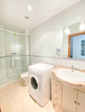 Bathtub, hair dryer, towels