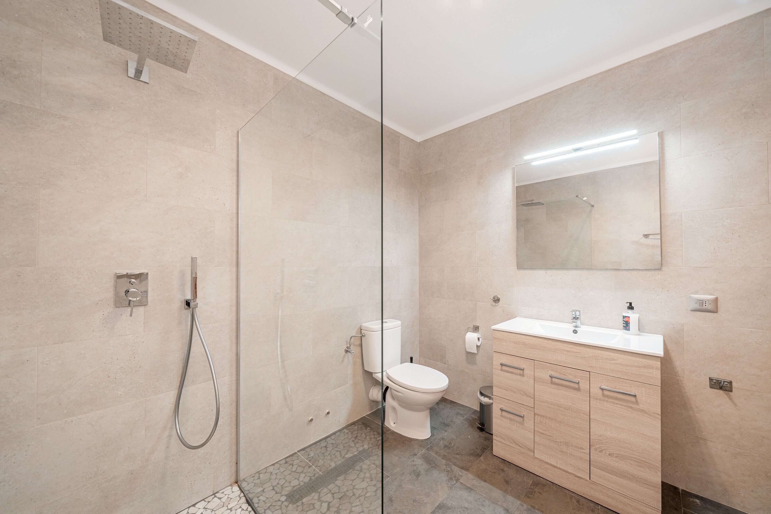 Een douche, een haardroger, handdoeken