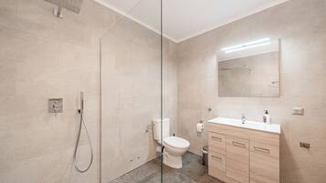 Een douche, een haardroger, handdoeken