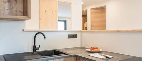 Kühlschrank, Mikrowelle, Herdplatte, Geschirrspüler