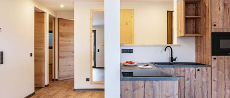 Réfrigérateur, micro-ondes, plaque de cuisson, lave-vaisselle